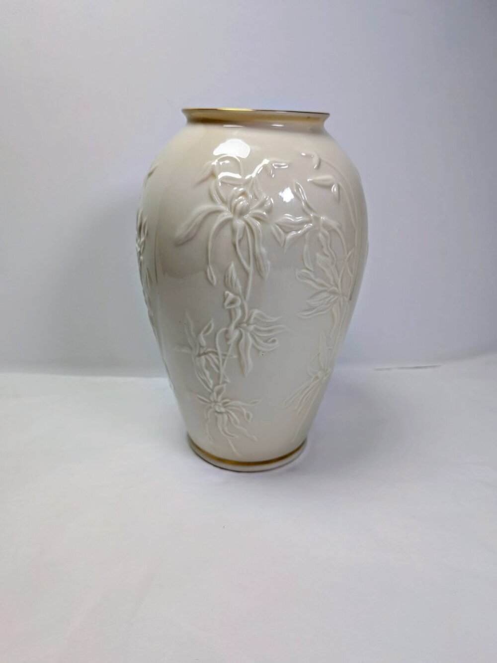 Lenox Masterpiece Collection Embossed Spider Lily Vase Gold Trim 7"